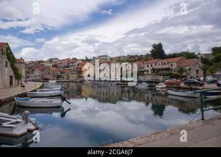 Vrboska/ Croatie-7 août 2020: Maisons colorées de la ville de Vrboska, petite place sur l'île de Hvar située dans une baie profonde et naturelle, utilisée comme port Banque D'Images