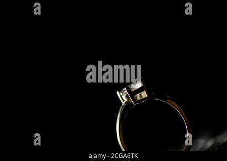 Belle photo aux tons avec des anneaux de mariage sur un bois surface sur le fond d'un bouquet de fleurs Banque D'Images