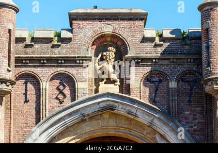 Fortifications historiques de Naarden. Utrechtse Poort (porte d'Utrecht) avec le Lion de la République néerlandaise, le blason des provinces unies. Banque D'Images