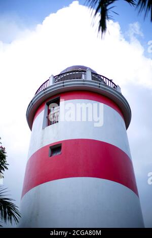 Lorsque la lumière du jour commence à céder au crépuscule, le phare de Crisp point au coucher du soleil sur le lac Banque D'Images