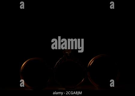 Belle photo aux tons avec des anneaux de mariage sur un bois surface sur le fond d'un bouquet de fleurs Banque D'Images