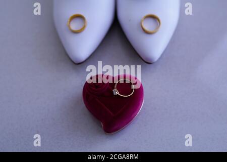 Look de blog de mode. Chaussures noires à talons hauts pour femmes sur fond rose. Flat lay, vue de dessus branché beauté fond de femme. Banque D'Images