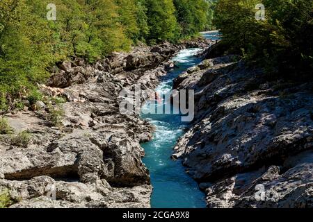 La rivière Belaya est un fleuve de tempête dans la gorge de Khadzhokh. Beaux paysages, canyons et gorges. Banque D'Images