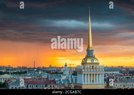 Saint-Pétersbourg, Russie. Nuages d'orage à l'horizon, beau paysage urbain dans un orage au coucher du soleil. Vue sur l'Amirauté et la ville Banque D'Images