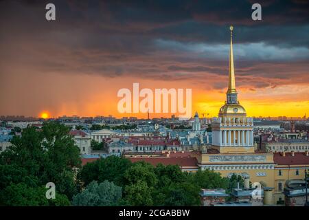 Saint-Pétersbourg, Russie. Nuages d'orage à l'horizon, beau paysage urbain dans un orage au coucher du soleil. Vue sur l'Amirauté et la ville Banque D'Images