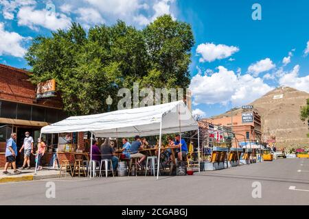 Les touristes apprécient une journée d'été ; Bensen's Tavern & Beer Garden ; la ville historique piétonne de F Street ; Salida ; Colorado ; États-Unis Banque D'Images