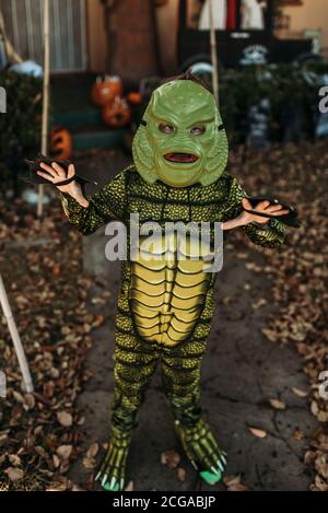 Jeune garçon habillé comme un monstre marin posant en costume à Halloween Banque D'Images