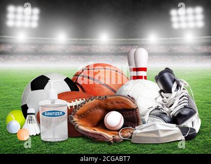 COVID-19 coronavirus nouveau concept normal et sportif montrant l'équipement sportif, les raquettes et les balles avec désinfectant pour les mains et masque facial à l'intérieur du stade et co Banque D'Images