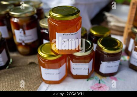 Présentation de pots de confiture d'abricot sur une table, Royaume-Uni Banque D'Images