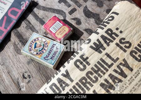 Joueurs de la Marine Cut cigarettes, allumettes et vieux journaux Banque D'Images