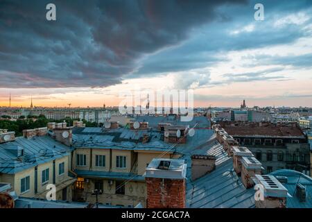 Saint-Pétersbourg, Russie. Nuages d'orage à l'horizon, beau paysage urbain dans un orage au coucher du soleil. Vue sur la ville Banque D'Images