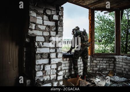 Militaire préparant l'équipement des armes à feu à la mission. Sort le fusil d'assaut de la boîte à munitions. Banque D'Images