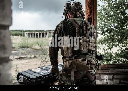 Le soldat tire une carabine hors de la boîte de munitions et insérer le clip de munitions dans le fusil d'assaut Banque D'Images