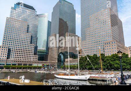 NEW YORK CITY - AOÛT 15 2020 : Shearwater Classic Schooner se prépare pour les passagers dans la marina de North Cove à Brookfield place, New York, Banque D'Images