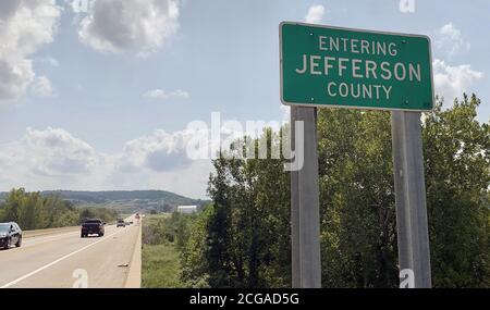 Eureka, États-Unis. 09e septembre 2020. Le Dr Alex Garza, commandant du Groupe de travail sur la pandémie métropolitaine de Saint-Louis, a identifié le comté de Jefferson, Missouri, un point chaud du coronavirus dans la région du comté de 15, avec le plus grand nombre de nouveaux cas le lundi 7 septembre 2020. Les quatre principaux systèmes hospitaliers de la région de Saint-Louis ont signalé 71 nouvelles admissions à l'hôpital, contre 43 un jour plus tôt. Les 71 admissions en une journée représentent la plus forte augmentation pour un total d'une journée que St. Louis a connu tout au long de la pandémie. Photo par Bill Greenblatt/UPI crédit: UPI/Alay Live News Banque D'Images