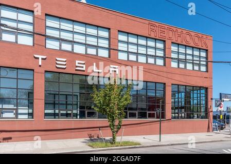 BROOKLYN, NY - AOÛT 20 2020 : concessionnaire Tesla dans un entrepôt en briques rénové à Red Hook, Brooklyn, NY. Les ventes de Tesla sont restées fortes en 2020, despi Banque D'Images