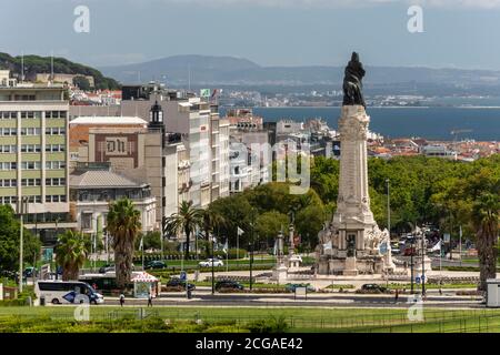 Belle vue sur le monument blanc de la place marques de Pombal dans le centre de Lisbonne, Portugal Banque D'Images