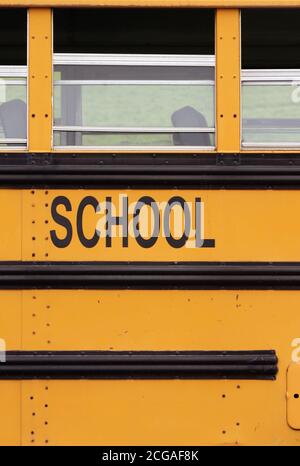 Le côté d'un bus scolaire jaune. Banque D'Images