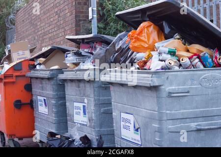 Déchets non recueillis à l'extérieur du pub pendant la pandémie de Covid-19 en Angleterre Banque D'Images