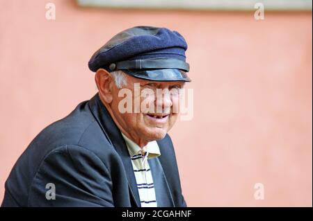 Sourire un homme polonais plus âgé avec une casquette noire à Varsovie, Pologne. Banque D'Images