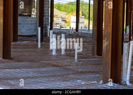 Pipe-line avec l'eau et les eaux usées nouvelle maison en construction plomberie tuyaux du système dans le sol Banque D'Images