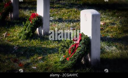 Couronnes sur des tombes dans un cimetière de la nation dans le cimetière du nord de la Virginie. Banque D'Images