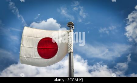 Un drapeau japonais souffle dans le vent à Yokosuka, Japon. Banque D'Images