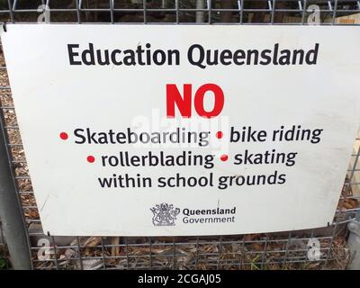 Un panneau de sécurité Education Queensland sur une clôture d'école, Queensland, Australie Banque D'Images