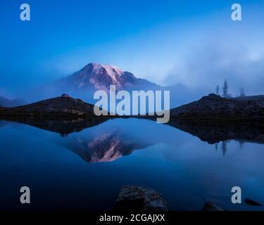 Mount Rainier brume brume lever de soleil Symétrie réflexion randonnée Nord-Ouest Banque D'Images