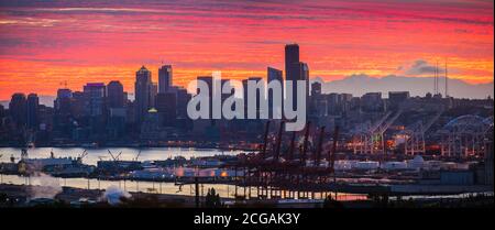 Seattle CityScape et le port de Sunrise Cranes Banque D'Images