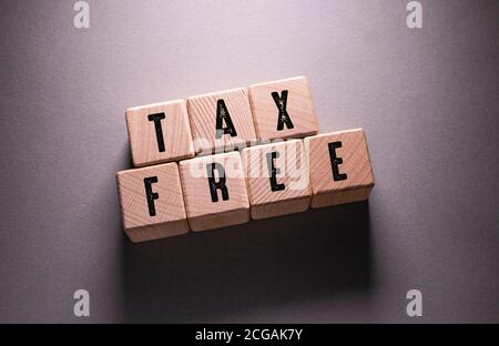 Mot libre d'impôt écrit sur des cubes en bois Banque D'Images
