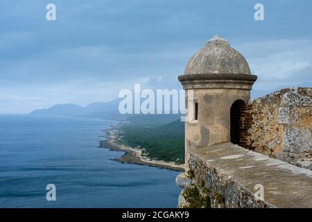 SANTIAGO DE CUBA, CUBA - VERS JANVIER 2020 : Château de San Pedro de la Roca. Le grand fort a été construit pour défendre l'important port de Santiago de Cuba. T Banque D'Images