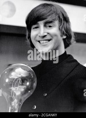 John Lennon, 'A Hard Day's Night' (1964) United Artists / référence du dossier # 34000-402THA Banque D'Images