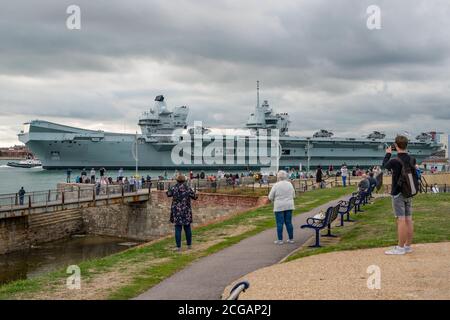 Le HMS Queen Elizabeth (R08) quitte Portsmouth Harbour (Royaume-Uni) le 9 septembre 2020 pour des exercices navals nationaux multiples. Banque D'Images