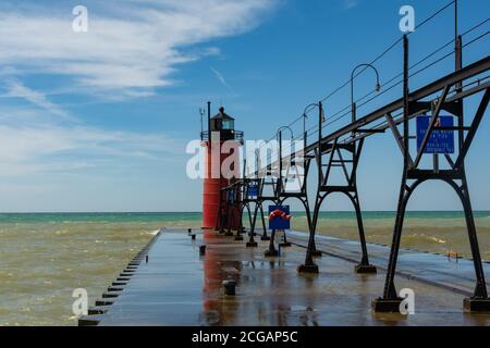 Phare sur le lac Michigan pendant une belle fin d'après-midi d'été. South Haven, Michigan, États-Unis Banque D'Images