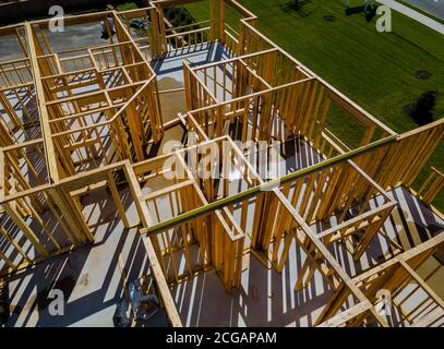 Nouvelle maison en construction encadrement extérieur avec charpente en bois, treillis, solive, gros plan de poutre Banque D'Images