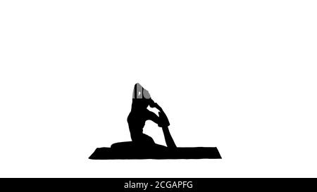 Silhouette belle jeune femme portant des vêtements de sport rouges faisant du yoga ou pilates exercice. Eka Pada Rajakapotasana, une posture du Roi Pigeon à pattes. Banque D'Images