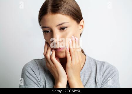 Gros plan d'une belle jeune femme éprouvant une douleur mal de dents Banque D'Images