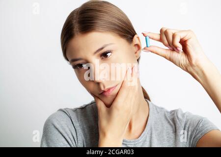 Gros plan d'une belle jeune femme éprouvant une douleur mal de dents Banque D'Images