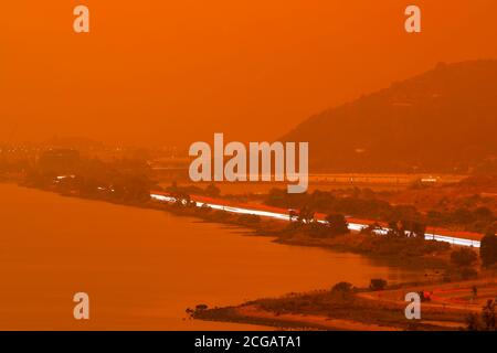 Le 9 2020 septembre, une épaisse couche d'orange surprend la baie de San Francisco depuis des feux de forêt record en Californie, vue de jour sur les cendres et la fumée au-dessus de la baie Banque D'Images