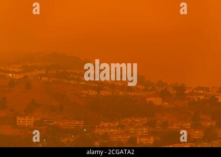 Le 9 2020 septembre, une épaisse brume orange survolant San Francisco depuis des feux de forêt record en Californie, vue de jour sur les cendres et la fumée qui flottent au-dessus de la baie Banque D'Images