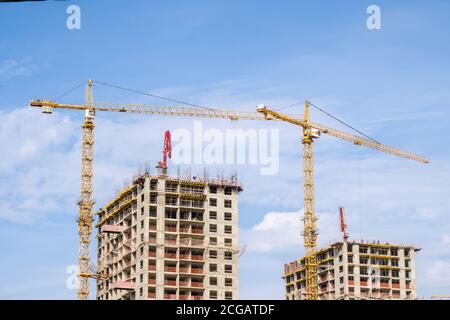 Moscou. Russie. 06 septembre 2020 vue de la construction d'une maison monolithique moderne sur fond de ciel. Grues à tour dans le Banque D'Images