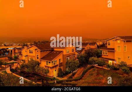 Le 9 2020 septembre, une épaisse brume orange survolant San Francisco depuis des feux de forêt record en Californie, vue de jour sur les cendres et la fumée qui flottent au-dessus de la baie Banque D'Images