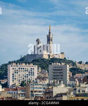 Emblématique basilique notre-Dame de la Garde sur le point naturel le plus élevé de Marseille, dans le département des Bouches-du-Rhône, dans le sud de la France Banque D'Images