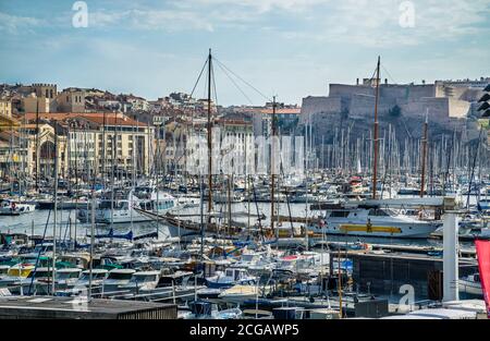 Vieux Port, le Vieux Port de Marseille avec vue sur le fort Saint-Nicolas du XVIIe siècle, Bouches-du-Rhône, sud de la France Banque D'Images