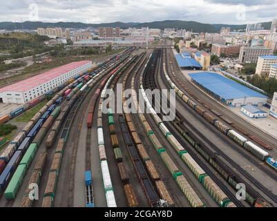 Suifenhe. 9 septembre 2020. Une photo aérienne prise le 9 septembre 2020 montre des trains de marchandises à une gare de Suifenhe, dans la province de Heilongjiang, au nord-est de la Chine. Couvrant une superficie de 19.99 kilomètres carrés, la sous-zone de Suifenhe de la zone pilote de libre-échange de Heilongjiang (FTZ) a atteint cette année 308 millions de yuans (45 millions de dollars américains) avec environ 91,200 000 résidents frontaliers, selon le département provincial du commerce. Credit: Zhang Tao/Xinhua/Alay Live News Banque D'Images