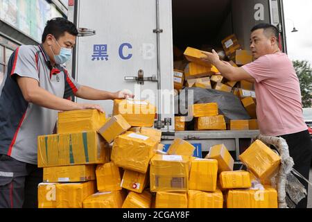 Suifenhe. 9 septembre 2020. Deliverymen organise des colis de marchandises en provenance de Russie dans la sous-zone de Suifenhe de la zone de libre-échange pilote de Heilongjiang, dans la province de Heilongjiang, au nord-est de la Chine, le 9 septembre 2020. Couvrant une superficie de 19.99 kilomètres carrés, la sous-zone de Suifenhe de la zone pilote de libre-échange de Heilongjiang (FTZ) a atteint cette année 308 millions de yuans (45 millions de dollars américains) avec environ 91,200 000 résidents frontaliers, selon le département provincial du commerce. Credit: Zhang Tao/Xinhua/Alay Live News Banque D'Images