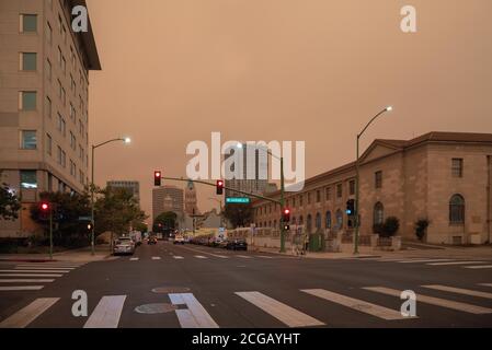 Oakland, CA, 09 septembre 2020, à 12:00. Le comté d'Alameda compte parmi les plus grands incendies de l'État, le feu CZU à Santa Cruz et à Napa Banque D'Images