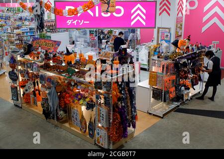 Tokyo, Japon. 08 septembre 2020. Les acheteurs sont vus dans un magasin de Diso qui vend des produits d'Halloween. Crédit : SOPA Images Limited/Alamy Live News Banque D'Images