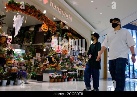 Tokyo, Japon. 08 septembre 2020. Des personnes portant des masques de protection sont vues marcher à côté du magasin Hanayoshi qui vend des produits d'Halloween.Tokyo a signalé 170 nouveaux cas de coronavirus mardi, un jour après que la capitale a confirmé le plus faible nombre depuis juillet 8. Crédit : SOPA Images Limited/Alamy Live News Banque D'Images